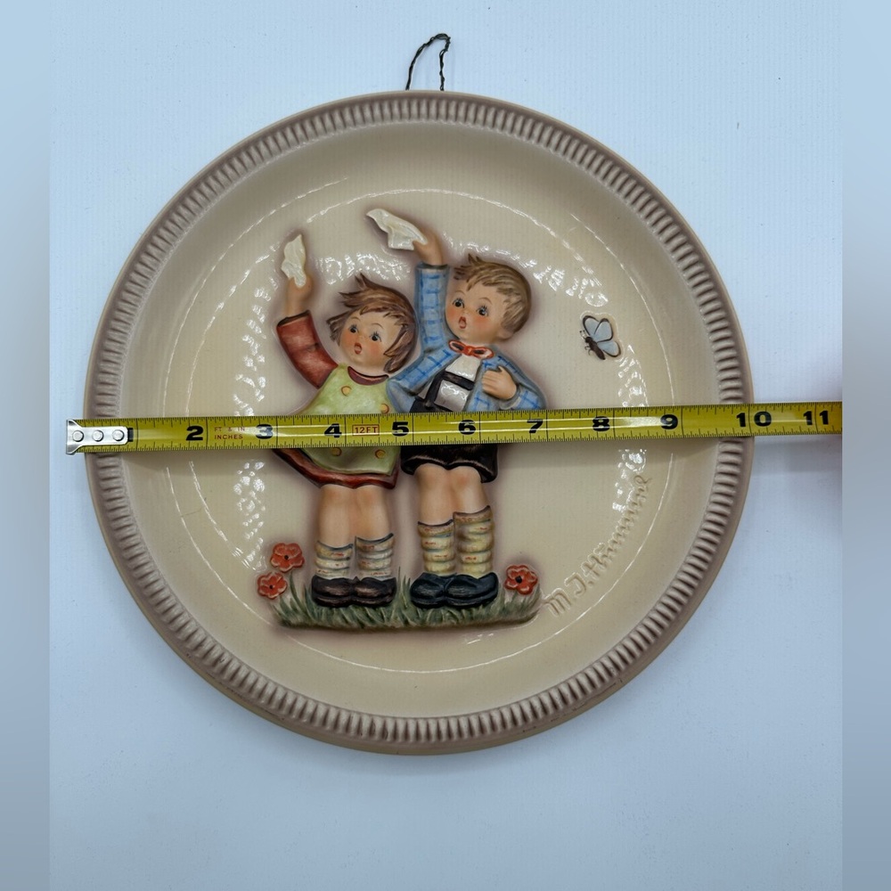 M.I. HUMMEL, ANNIVERSARY 10" PLATE, "AUF WIEDERSEHEN"  DATED 1985 - Picture 5 of 7